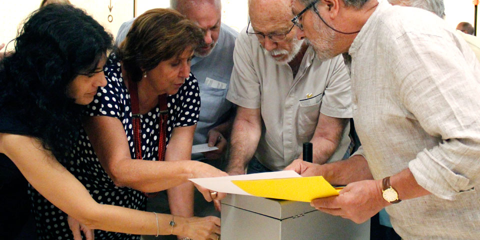 El programa Experiència de l’FCRi tanca el seu tercer curs havent mobilitzat 26 científics emèrits i prop de 6.000 alumnes