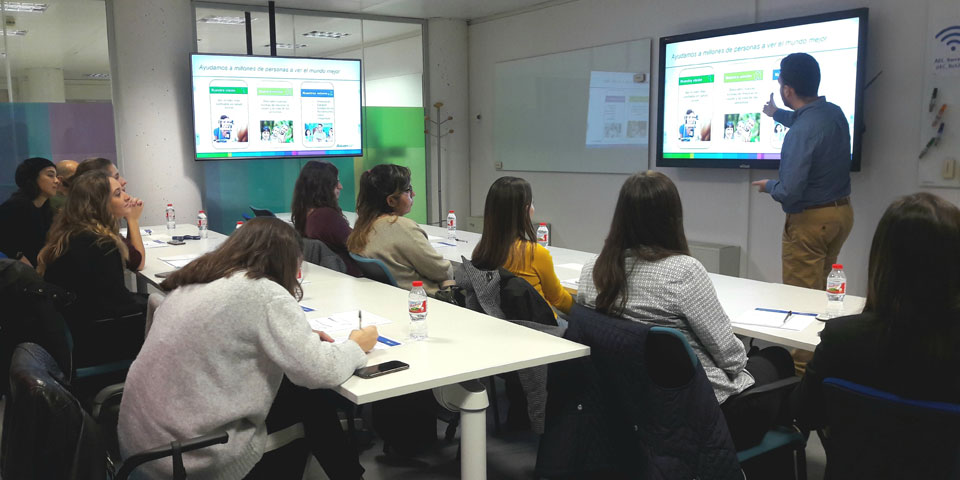 Alcon obre les portes de l’Alcon Experience Center a estudiants universitaris amb motiu de la 23a Setmana de la Ciència a Catalunya