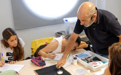 Els cursos “Aprenentatge amb videojocs” i “Fer ciència amb les mans” protagonitzen l’Escola de Tardor per a docents 2022 de l’FCRI