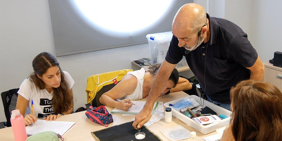 Els cursos “Aprenentatge amb videojocs” i “Fer ciència amb les mans” protagonitzen l’Escola de Tardor per a docents 2022 de l’FCRI