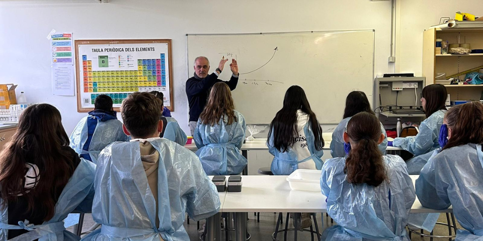 Alumnes de l’INS Torrent de les Bruixes fan servir en directe un nou material experimental capaç d’absorbir el CO2 atmosfèric