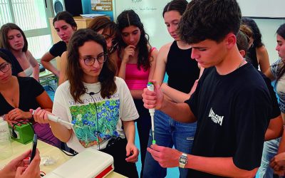 El programa educatiu «Amgen TransferCiència» connecta investigadors, ciència i escola a través de l’aprenentatge en genètica i biotecnologia