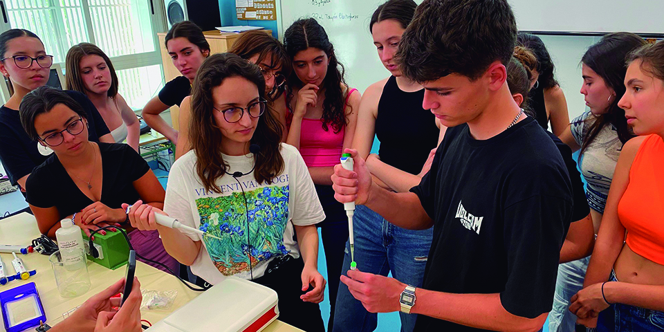 El programa educatiu “Amgen TransferCiència” connecta investigadors, ciència i escola a través de l’aprenentatge en genètica i biotecnologia