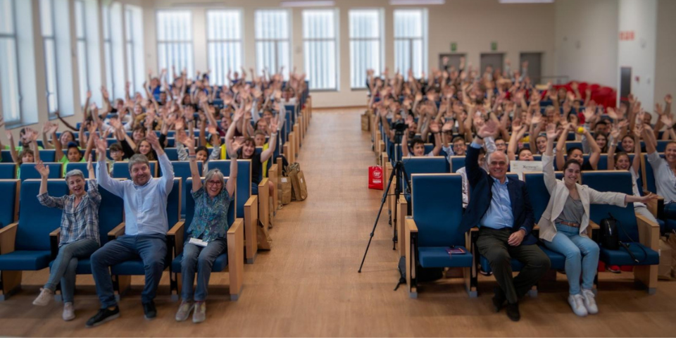 Tres centres educatius de Sentmenat, Girona i Manacor guanyen el concurs X(p)rimenta 2024 de vídeos sobre experiments científics